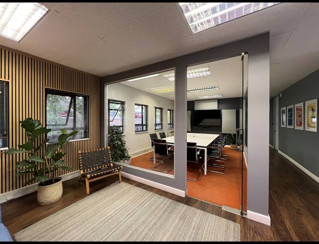 221M² OFFICE TO LET IN HYDE PARK